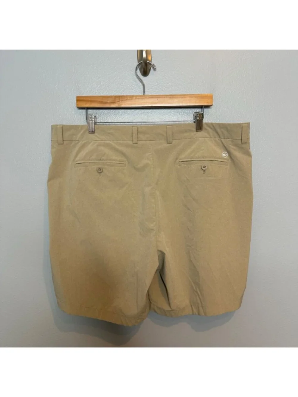 VINEYARD VINES performance breaker shorts in tan size 40